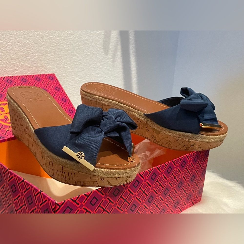 Tory Burch navy sandal! Dust bag included & never used!